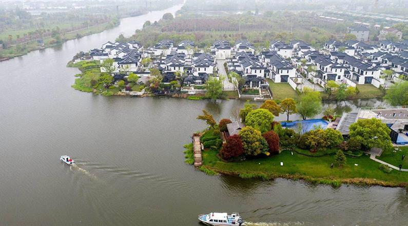 水韻湖城太清沿岸長(zhǎng)興縣楊家浦國(guó)控?cái)嘌桓?></a>
		<figcaption>
<h4>水韻湖城太清沿岸長(zhǎng)興縣楊家浦國(guó)控?cái)嘌桓?/h4>
<em>河道生修復(fù)工程</em>
<p>本工程位于洪橋鎮(zhèn)，本次生態(tài)修復(fù)范圍為北橫港及其叉港，東段為楊家浦閘至圖影扶欄橋段，西段為楊家浦港至陽(yáng)墩漾，主河道總長(zhǎng)7.36km，叉港總長(zhǎng)8.15km。所需松木樁規(guī)格為3米小頭11-12CM型號(hào)，所用數(shù)量為:10萬(wàn)根左右。松木樁在生態(tài)修復(fù)中可以發(fā)揮重要作用。它可以幫助改善水土流失，保護(hù)水體，減少污染物向水體的遷移，促進(jìn)水體環(huán)境的恢復(fù)。</p>
</figcaption>
		</figure>
			    <figure class=