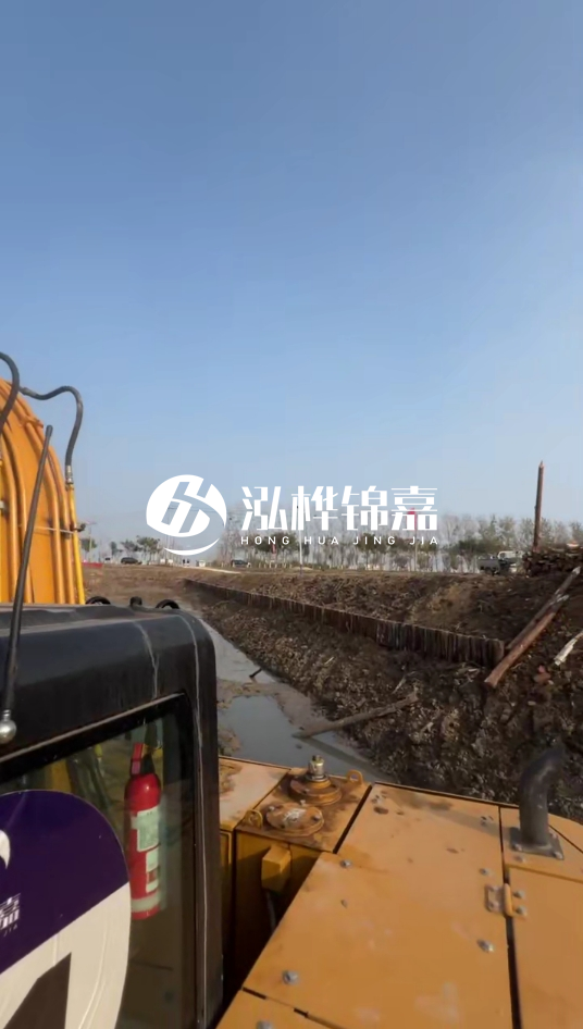 三門峽挖機(jī)打木樁專業(yè)施工-松木樁打樁木價(jià)格含運(yùn)輸成本嗎？