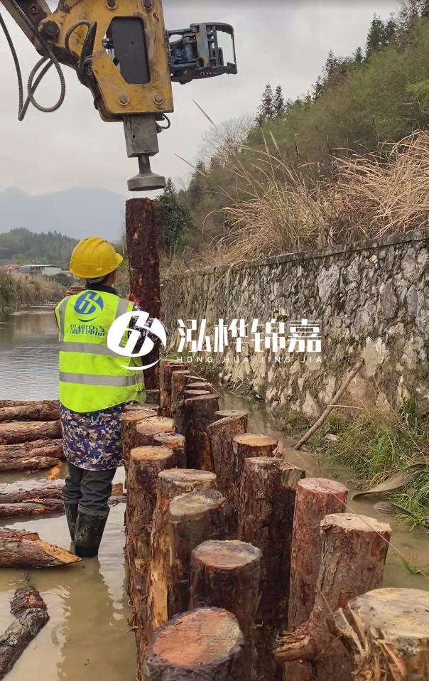昆明市挖機(jī)打木樁專業(yè)施工-打松木樁3米的價(jià)格是多少？