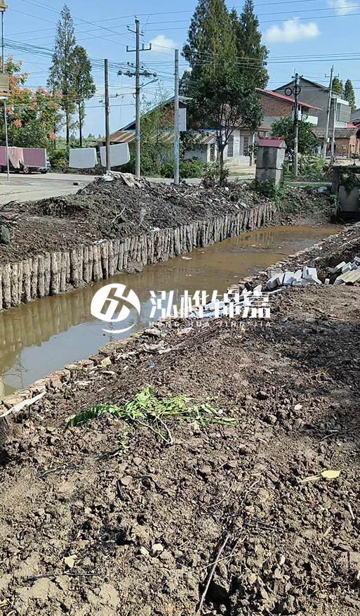 打樁木樁為什么要一根根挨著打？100米河堤需要打多少根木樁？