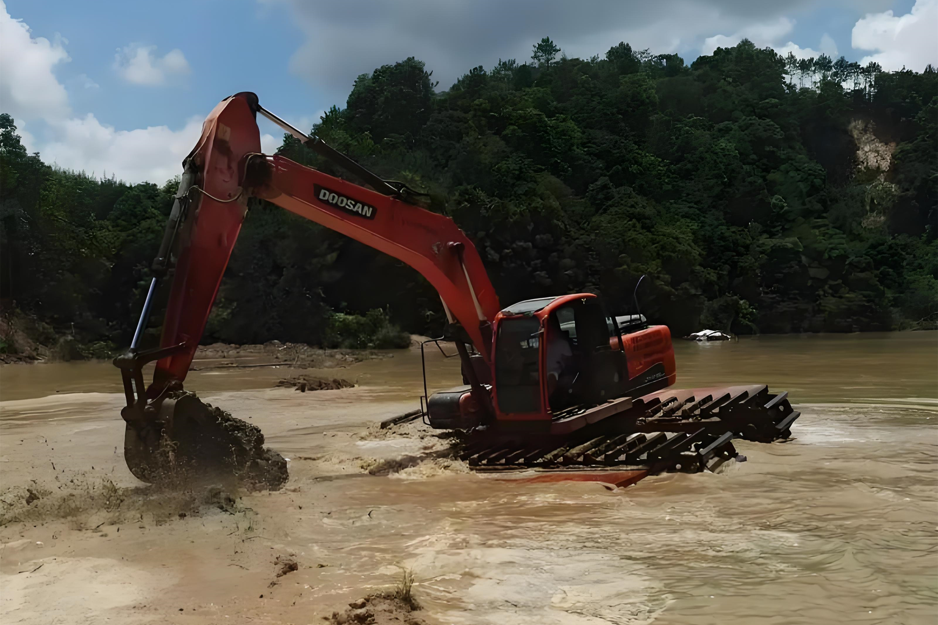 廣西柳州挖機清淤施工隊 - 沼澤清淤用長臂挖機還是短臂好？