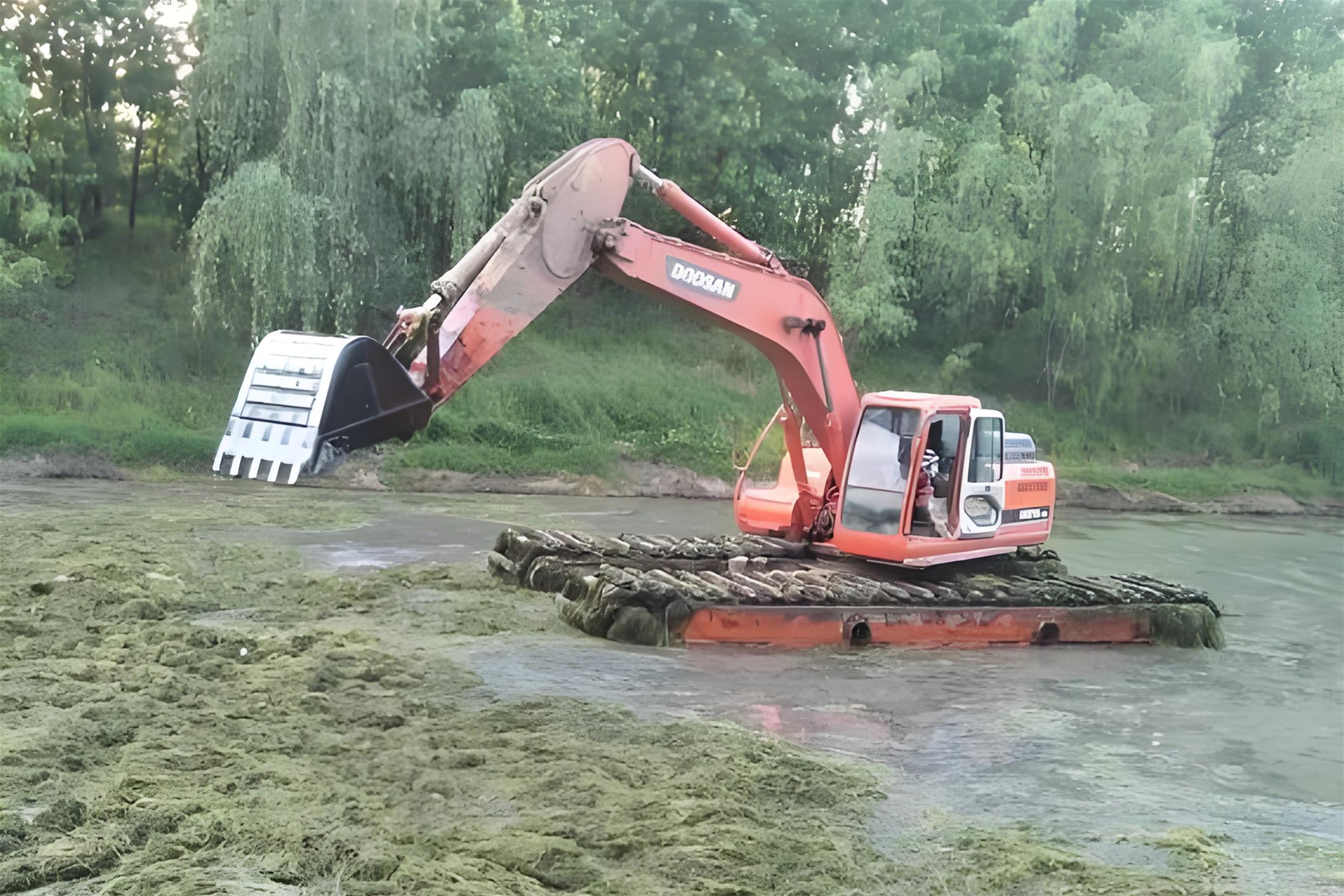 廣西南寧挖機清淤施工隊-沼澤清淤怎樣防止挖掘機下陷？