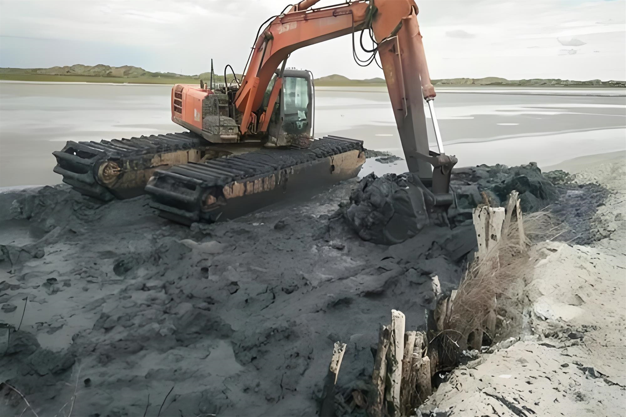 北京昌平區(qū)水上挖機清淤隊-挖機清淤效率受哪些因素影響？