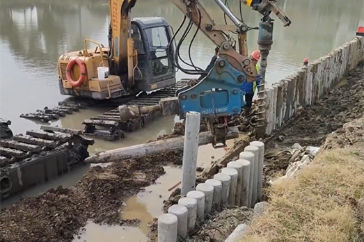 水泥樁批發(fā)廠家泓樺錦嘉-水泥仿木樁適合用于河道護(hù)坡嗎？