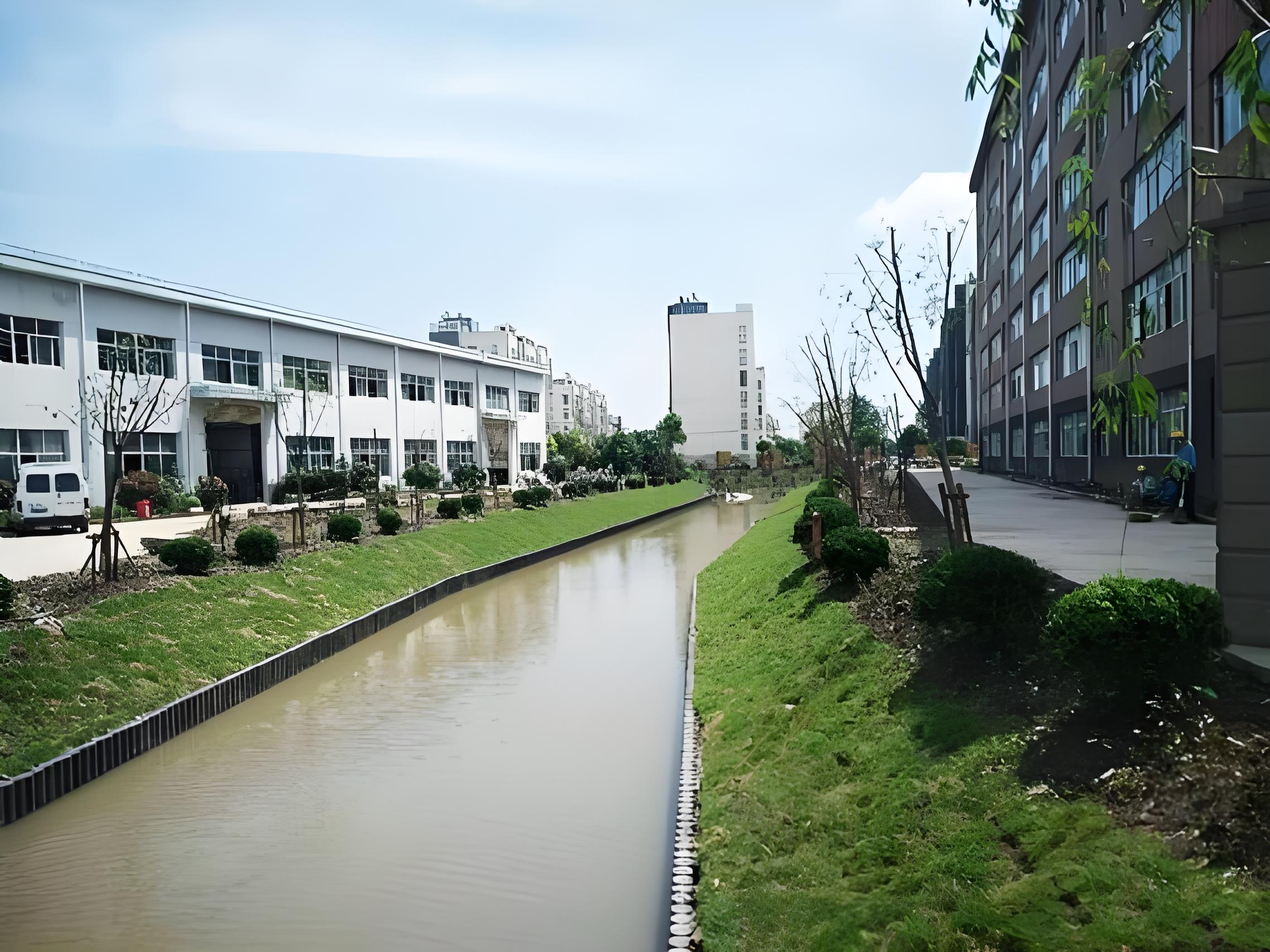 水泥仿木樁廠家泓樺錦嘉 - 河道仿木樁的規(guī)格怎么根據(jù)河道寬度選？